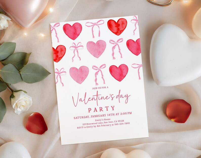 Puede incluir: Una invitaci&oacute;n a una fiesta de San Valent&iacute;n con corazones y lazos de acuarela en tonos rosa y rojo. La invitaci&oacute;n incluye el texto "Join us for a Valentine's Day Party" con la fecha, hora y detalles del lugar.