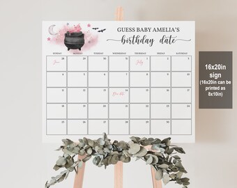 Op de afbeelding: Een printbaar bord van 40,6 x 50,8 cm met een kalender voor een babyshower-spel. De kalender is voor juni en juli en heeft bovenaan de tekst "Raad de geboortedatum van baby Amelia". Het bord is versierd met een zwarte ketel, sterren en vleermuizen.