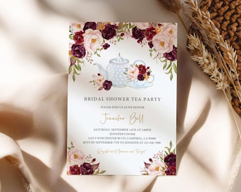 Puede incluir: Una invitación a una fiesta de té de despedida de soltera con una ilustración de acuarela de una tetera y flores en tonos rosa, burdeos y dorado. El texto dice "Bridal Shower Tea Party" y "Por favor, únase a nosotros para honrar a Jennifer Bell".