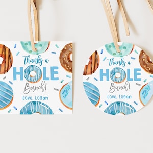 Può includere: Due etichette di ringraziamento a tema ciambella con ciambelle blu e marroni su sfondo bianco. Il testo sulle etichette recita "Thanks a HOLE Bunch! Love, Logan".