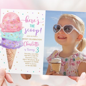 Può includere: Un invito di compleanno a forma di cono gelato colorato con un'illustrazione ad acquerello di un cono gelato a tre palle con codette. L'invito include il testo "here's the scoop!" e "Charlotte compie 3 anni".