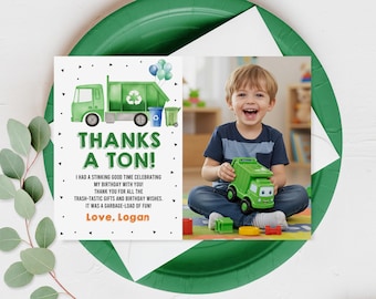 Peut inclure: Une carte de remerciement verte et blanche avec un camion à ordures vert en dessin animé et un garçon tenant un camion à ordures jouet. La carte dit "Merci beaucoup !" et "J'ai passé un très bon moment à fêter mon anniversaire avec toi !"  "Merci pour tous les cadeaux géniaux et les vœux d'anniversaire. C'était un tas de plaisir !"  "Avec amour, Logan"
