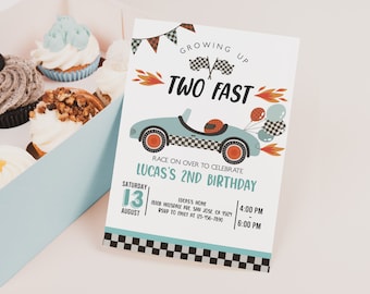 Peut inclure: Une invitation d'anniversaire bleue et blanche avec une voiture de dessin animé et le texte "Growing Up Two Fast" et "Lucas's 2nd Birthday". L'invitation comprend la date, l'heure et le lieu de la fête.