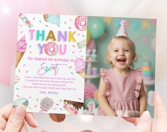 Può includere: Un biglietto di ringraziamento di compleanno con la foto di un bambino sorridente con un cappello da festa. La carta presenta un testo colorato che dice "THANK YOU" e "Sweet", insieme a illustrazioni ad acquerello di dolci. La carta è tenuta da una persona.