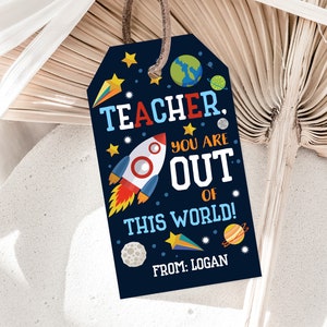 Étiquettes pour cadeaux de la semaine d'appréciation des enseignants de l'espace Pour un professeur de l'espace, merci d'utiliser une étiquette de remerciement pour le personnel enseignant d'Out Of This World École Imprimable Modifiable Tat32