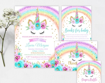 Può includere: Un set di inviti e inserti per baby shower a tema unicorno. Il design presenta un arcobaleno, dettagli glitterati dorati e composizioni floreali nei toni del rosa, turchese e viola. Il testo include i dettagli dell'evento e le richieste.