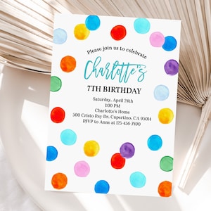 Puede incluir: Una invitación de cumpleaños colorida con un diseño de acuarela de puntos de confeti en tonos de azul, rojo, amarillo, verde, morado y rosa. El texto dice "Por favor, únase a nosotros para celebrar el 7º cumpleaños de Charlotte. Sábado, 24 de abril 1:00 PM Charlotte's Home 500 Cristo Rey Dr. Cupertino, CA 95014 RSVP a Anne al 123-456-7890"