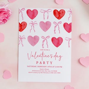 Puede incluir: Una invitaci&oacute;n a una fiesta de San Valent&iacute;n con un patr&oacute;n de corazones rosas y rojos y detalles de lazos. La invitaci&oacute;n incluye el texto "&Uacute;nase a nosotros para una fiesta de San Valent&iacute;n" y los detalles del evento.