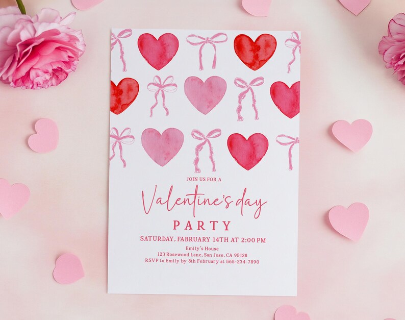 Puede incluir: Una invitaci&oacute;n a una fiesta de San Valent&iacute;n con un patr&oacute;n de corazones rosas y rojos y detalles de lazos. La invitaci&oacute;n incluye el texto "&Uacute;nase a nosotros para una fiesta de San Valent&iacute;n" y los detalles del evento.