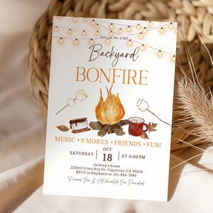 Puede incluir: Invitación con temática otoñal con la frase "Backyard Bonfire". La invitación incluye ilustraciones de una hoguera, malvaviscos y una taza de chocolate caliente. La fecha es el 18 de octubre a las 18:00 horas.