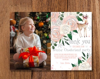 Puede incluir: Una invitación con temática invernal con una foto de una niña sosteniendo un regalo y una tarjeta de agradecimiento. La tarjeta presenta diseños florales, una ilustración de ciervo y el texto "Thank you for coming to my Winter Onederland party."