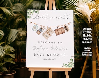 Pode incluir: Uma placa de boas-vindas branca com o texto "adventure awaits" e "Welcome to Stephanie Anderson's Baby Shower" com uma data. A placa é decorada com uma corda de bagagem, câmeras e mapas. A placa está disponível em vários tamanhos, incluindo 61x91 cm, 51x76 cm, 46x61 cm e 41x51 cm.