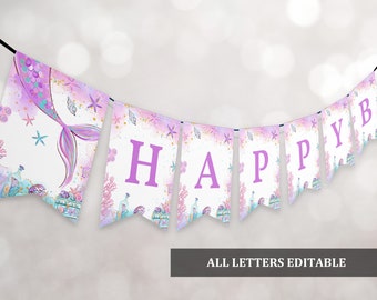 Può includere: Uno striscione a tema sirenetta con la parola "HAPPY" in lettere viola su sfondo bianco con un design acquerellato rosa e oro. Lo striscione è decorato con conchiglie, stelle marine e una coda di sirena.