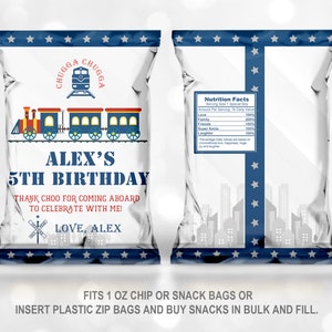 Könnte beinhalten: Ein blauer und roter Zug auf weißem Hintergrund. Der Zug befindet sich auf einem Chip-Beutel mit dem Text "Alex's 5th Birthday" und "Thank choo for coming aboard to celebrate with me! Love, Alex".