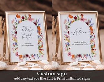 Könnte beinhalten: Zwei bedruckbare Schilder mit floralen Rändern. Das erste Schild sagt "Photo booth" und "Capture the Blooming Moments". Das zweite Schild sagt "Advice" und "Words of Wisdom for the Blooming Family".