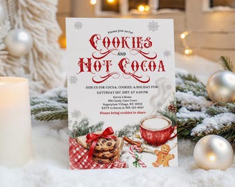 Könnte beinhalten: Eine festliche Einladung für eine "Cookies and Hot Cocoa"-Veranstaltung. Die Karte zeigt roten Schrifttext, Schneeflocken und Illustrationen von Keksen, einer Kakaotasse und einem Lebkuchenmann. Die Einladung ist vor einem schneebedeckten Hintergrund mit Weihnachtsdekorationen.