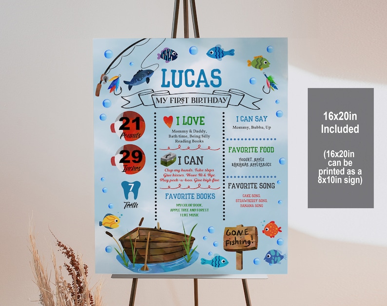 Puede incluir: Un cartel de primer cumplea&ntilde;os imprimible azul y blanco para un ni&ntilde;o llamado Lucas. El cartel presenta un tema de pesca con un barco, peces y una ca&ntilde;a de pescar. Incluye detalles como su peso, altura y sus comidas y canciones favoritas.