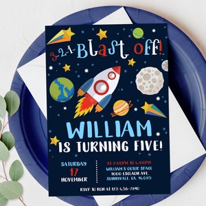 Puede incluir: Una invitaci&oacute;n de cumplea&ntilde;os azul y negra con un cohete, planetas y estrellas. El texto dice "3, 2, 1... Blast Off! William cumple cinco!" S&aacute;bado, 17 de noviembre, de 2:00 PM a 4:00 PM. William's Outer Space, 1000 Escadon Ave, Sunnyvale, CA, 94,085. RSVP a Ron al 123-456-7840.