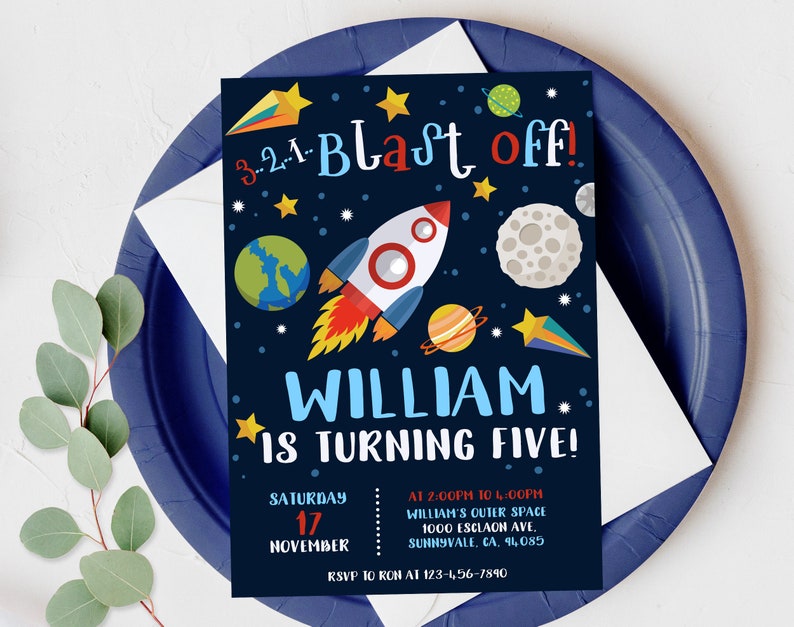 Puede incluir: Una invitaci&oacute;n de cumplea&ntilde;os azul y negra con un cohete, planetas y estrellas. El texto dice "3, 2, 1... Blast Off! William cumple cinco!" S&aacute;bado, 17 de noviembre, de 2:00 PM a 4:00 PM. William's Outer Space, 1000 Escadon Ave, Sunnyvale, CA, 94,085. RSVP a Ron al 123-456-7840.