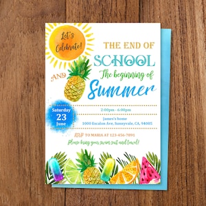 K&ouml;nnte beinhalten: Eine farbenfrohe Einladung zu einer Sommerparty zum Ende der Schulzeit. Die Einladung zeigt einen Ananas, eine Sonne und Eis am Stiel. Der Text lautet "Let's Celebrate! The End of School The Beginning of Summer" mit Datum, Uhrzeit und Ort der Party.