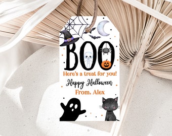 Può includere: Un'etichetta regalo bianca per Halloween con accenti neri e arancioni. Presenta un ragno, uno scheletro, una zucca, un fantasma, un gatto nero e il testo "BOO! Here's a treat for you! Happy Halloween. From: Alex."