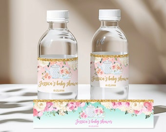 Puede incluir: Etiquetas para botellas de agua con un diseño floral rosa y azul con una tetera y una taza de té. Las etiquetas tienen detalles de purpurina dorada y el texto "Jessica's baby shower 10.23.20XX".