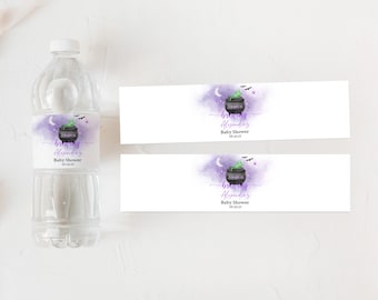Könnte beinhalten: Zwei lila und weiße Aquarell-Etiketten mit einem schwarzen Kessel und Fledermäusen. Der Text auf den Etiketten lautet "Brewing Alexandria's Baby Shower 09.20.23".