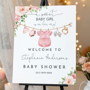 Baby Mädchen Kleidung Willkommensschild Baby Mädchen ist auf dem Weg Editable Wäsche Herzlich Willkommen Poster Wäscheleine Rosa floral Printable Download Bab215