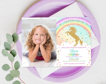 Pode incluir: Um unicórnio arco-íris com glitter dourado e estrelas sobre um fundo branco. O texto diz "A magical day is on the way! Join us for a magical celebration! Olivia is turning 4! Saturday 13th October, 2018 2:00pm - 6:00pm At Sophia's home 1000 Escalon Ave, Sunnyvale, CA, 94085 RSVP to Jacobson at 123-456-7891"