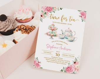 Könnte beinhalten: Eine rosafarbene und grüne florale Babyparty-Einladung mit dem Text "time for tea" und "with the mommy-to-be". Die Einladung zeigt eine Teekanne und Teetassen mit Blumendesigns sowie einen mehrstöckigen Ständer mit Macarons. Die Einladung enthält auch das Datum, die Uhrzeit und den Ort der Party.