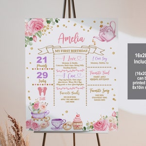 Könnte beinhalten: Ein rosa-goldenes erstes Geburtstagsschild mit einem Teetassen-Motiv. Das Schild enthält den Namen Amelia, das Alter, das Gewicht, die Größe und die Lieblingsdinge des Kindes. Das Schild ist 16x20 Zoll groß und kann als 8x10 Zoll Schild gedruckt werden.