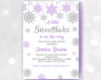 Op de afbeelding: Een paarse en zilveren babyshower-uitnodiging met een sneeuwvlokkenontwerp. De tekst luidt "Een klein sneeuwvlokje is onderweg" en bevat details over het evenement, inclusief de datum, tijd, locatie en RSVP-informatie. De uitnodiging vermeldt ook dat de gast van eer bij Target en Amazon is geregistreerd.