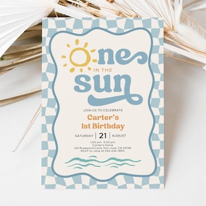Könnte beinhalten: Eine rechteckige Geburtstagseinladungskarte mit einem hellblau-weißen, wellenförmigen Schachbrettmuster am Rand. In der Mitte steht der Text "one IN THE sun" mit einem gelben Sonnensymbol, "Carter's 1st Birthday", Datum, Uhrzeit, Ort und RSVP.
