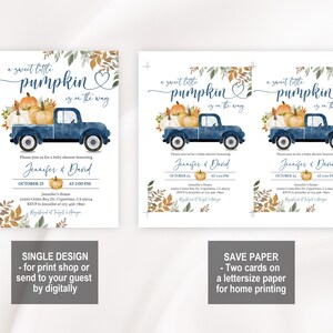 Pu&ograve; includere: Un camioncino blu con un cuore e il testo "Sweet little pumpkin is on the way" trasporta zucche e foglie autunnali. Il camioncino &egrave; su uno sfondo bianco con un effetto acquerello. Questo &egrave; un invito a un baby shower.