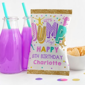 Puede incluir: Una bolsa de patatas fritas blanca con un borde de purpurina dorada y el texto "Let's Jump & Play! Happy 8th Birthday Charlotte". La bolsa presenta un diseño colorido con figuras saltando y confeti.