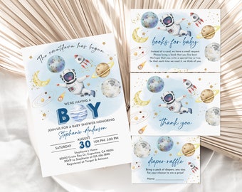 Op de afbeelding: Babyshower briefpapier set met een ruimtethema. De uitnodiging luidt "We krijgen een jongen" met een astronaut, planeten en raketten. Kaarten bevatten "boeken voor baby", "bedankt" en "luier verloting" met bijpassende illustraties.