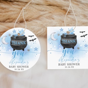 Etichetta per bomboniere "A Baby is Brewing" Etichetta rotonda e quadrata per Halloween Baby Sower Grazie Adesivo per regalo Blue Witch Boy Shower Modificabile Stampabile Haba2