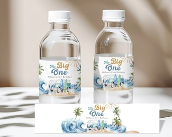 Op de afbeelding: Waterfleslabels met een strandthema. De labels tonen een blauwe en groene vintage bus met surfplanken, palmbomen en golven. De tekst op de labels luidt "The Big One" en "William's First Birthday".