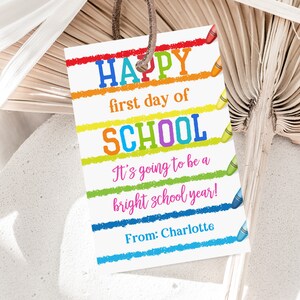 Glücklicher Schulanfang-Tag - Bearbeitbares Crayon-Klassenzimmer-Label Bst9