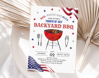 Op de afbeelding: Uitnodiging voor een barbecue in de achtertuin op 4 juli met rode, witte en blauwe sterren en een grill met hotdogs en hamburgers. De uitnodiging bevat de datum, tijd en locatie van het evenement. RSVP-informatie is ook inbegrepen.
