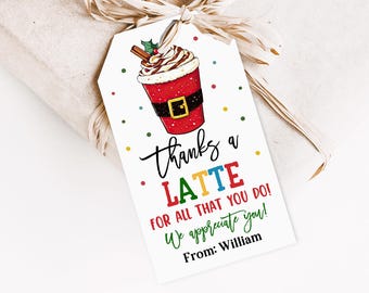 Può includere: Un'etichetta regalo bianca con pois colorati e il testo "thanks a LATTE for all that you do! We appreciate you! From: William". Nell'angolo in alto a sinistra c'è un'illustrazione di un cartone animato di una tazza di caffè rossa e bianca con panna montata e un bastoncino di cannella in cima.