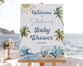 Op de afbeelding: Een welkomstbord voor een babyshower met een strandthema. Het bord toont een aquarel illustratie van een zon, palmbomen, een golf, een vintage busje en surfplanken. De tekst luidt "Welcome to Stephanie's Baby Shower 06.20.20XX".