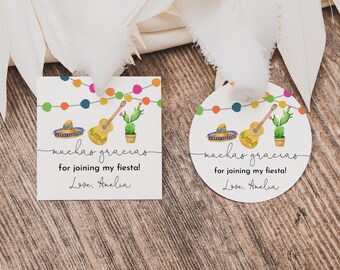 Pode incluir: Duas etiquetas de favor imprimíveis com um tema mexicano festivo. As etiquetas apresentam um sombrero, um violão e um cacto com luzes de corda coloridas. O texto nas etiquetas diz "muchas gracias for joining my fiesta! Love. Amelia".