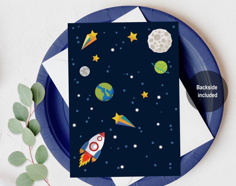 Puede incluir: Una tarjeta azul oscuro con tem&aacute;tica espacial. La tarjeta presenta un cohete, estrellas, planetas y un cometa. El texto "Backside included" est&aacute; impreso en la tarjeta.