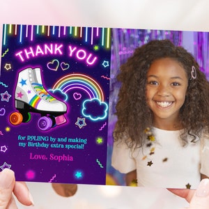Op de afbeelding: Een paarse bedankkaart met een neonroze en groene rand. De kaart heeft een witte rolsschaats met regenboog veters en een regenboog en wolk ontwerp. De tekst op de kaart luidt "Bedankt voor het komen en mijn verjaardag extra speciaal maken! Liefs, Sophia".
