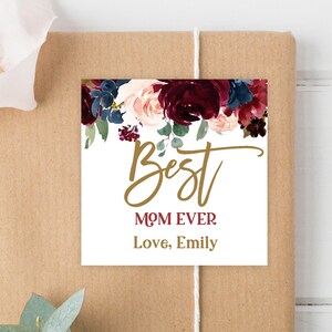 Etichetta regalo per la festa della mamma Adesivo Favore Regalo per la mamma La migliore mamma di sempre Etichetta regalo floreale bordeaux Etichetta digitale stampabile Modificabile Scarica Mol3