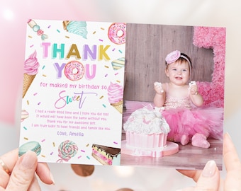 Può includere: Un biglietto di ringraziamento rosa e bianco con una ciambella, un cono gelato e codette. Il biglietto dice "Grazie per aver reso il mio compleanno così dolce." e "Con affetto, Amelia". Una foto di una bambina con un tutù rosa e un cupcake rosa è sul lato destro del biglietto.