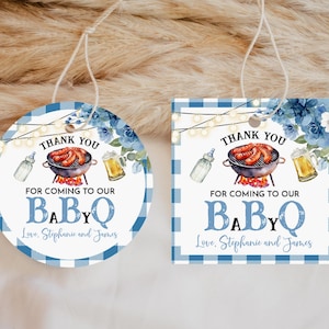 Baby Q の記念品タグ 編集可能 BBQ ベビーシャワーの記念品タグ Baby Q のシャワーラベル カップル用ベビーシャワーステッカー 男の子用 ブルー フローラル 印刷可能 Bab286