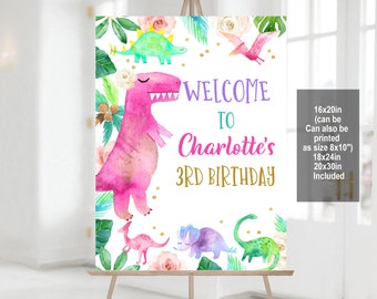 Puede incluir: Un cartel de bienvenida para una fiesta de cumpleaños número 3 con un dinosaurio rosa, dinosaurios verdes y un pterodáctilo morado. El cartel dice "Bienvenido a Charlotte's 3rd Birthday".