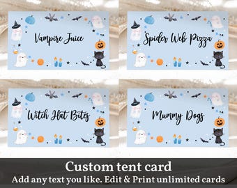 Op de afbeelding: Vier bedrukbare blauwe en witte tentkaarten met Halloween-thema's. De kaarten bevatten illustraties van geesten, vleermuizen, pompoenen en zwarte katten. De tekst op de kaarten luidt "Vampire Juice", "Spider Web Pizza", "Witch Hat Bites" en "Mummy Dogs".
